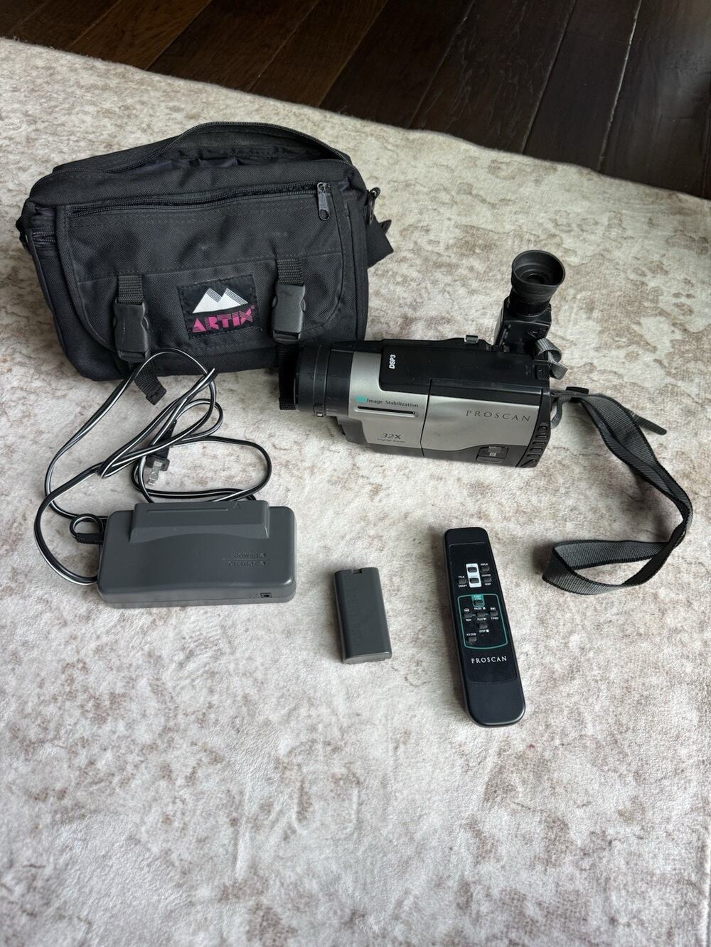 ProScan PRO598 8mm Camcorder 32X Zoom Battery Charger Remote Bag Powers On